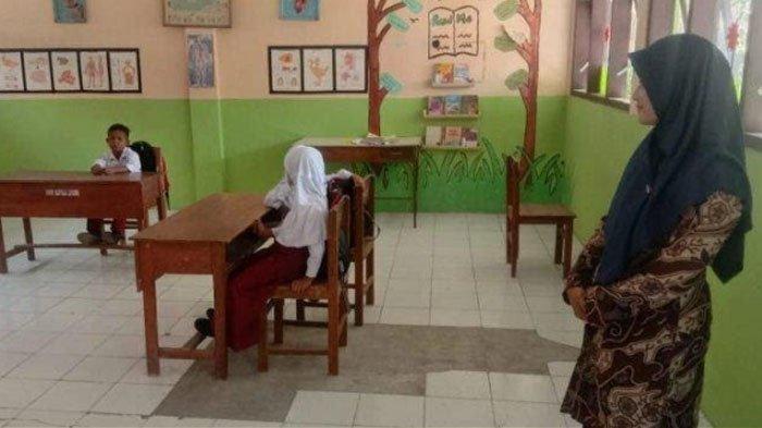 Ilustrasi belajar mengajar di SDN Bades, Pasirian, Kabupaten Lumajang. Potret salah satu SD di Lumajang yang memiliki jumlah murid yang minim.