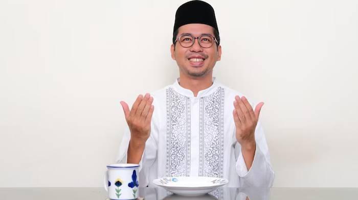 PUASA IDUL ADHA - Ilustrasi berpuasa. Simak jadwal puasa Tarwiyah dan Arafah 2025. Lengkap niat dan keutamaannya.