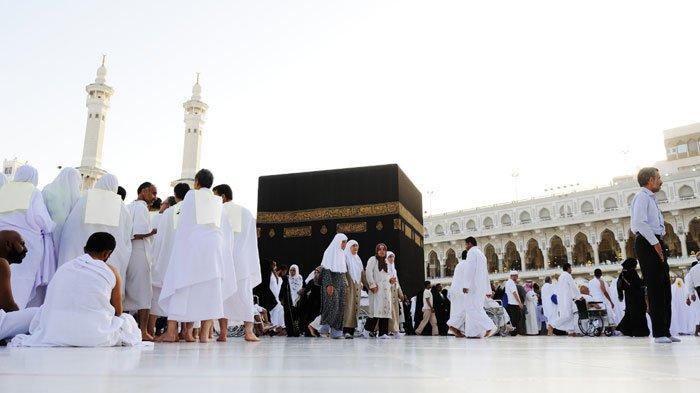 VISA TAK TERBIT - Ilustrasi jemaah haji di Mekkah. Akibat otoritas Arab Saudi belum terbitkan visa haji furoda, sejumlah jemaah gagal berangkat haji. Pemilik travel sempat kena mental lantaran beban moral, Rabu (4/6/2025).