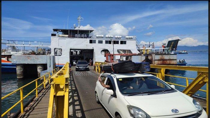 Ilustrasi kendaraan keluar dari kapal di Pelabuhan Ketapang, Banyuwangi.
