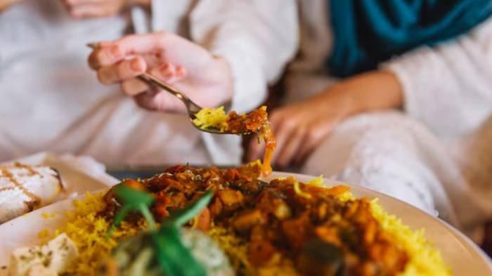 SENGAJA BATALKAN PUASA - Ilustrasi makan untuk membatalkan puasa.