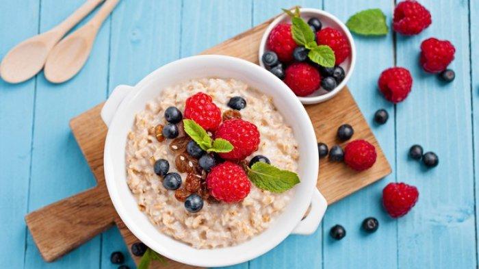 Ilustrasi sarapan oatmeal dengan buah-buahan.
