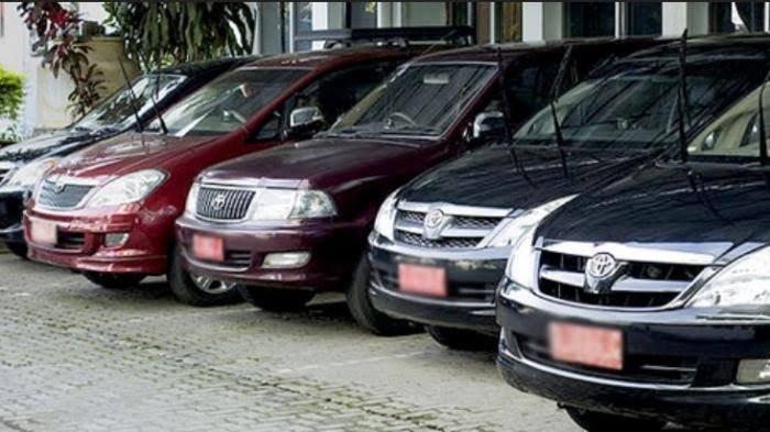 IZIN MOBIL DINAS - Potret jejeran mobil dinas yang ada di kantor pemerintahan beberapa waktu lalu. Wali Kota Depok memiliki alasan tersendiri mengapa mengizinkan pegawainya pakai mobil dinas.