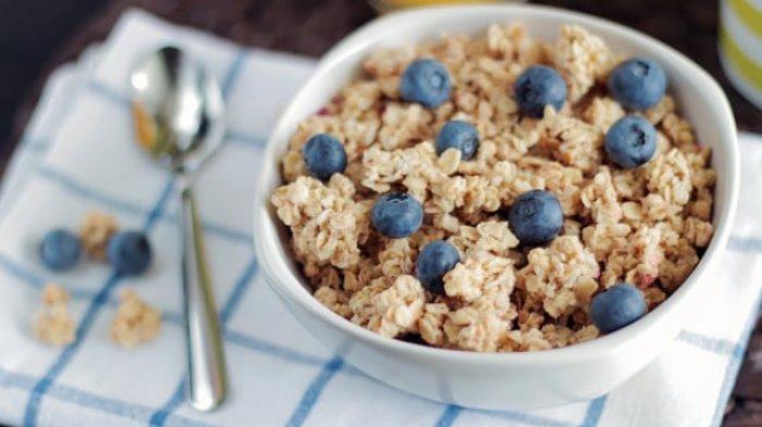 Ilustrasi oatmeal sebagai menu diet untuk sarapan dan bikin kenyang lebih lama.