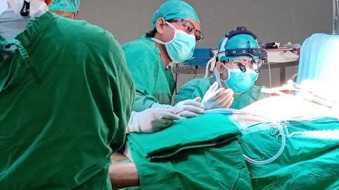 DOKTER CEROBOH - (foto hanya ilustrasi) RSUD Dr Saiful Anwar Malang berhasil lakukan operasi bedah jantung terbuka melalui prosedur CABG, Sabtu (21/11/2020). Inilah kisah seorang dokter ceroboh yang membuat pasiennya menderita karena meninggalkan kassa di tubuh pasien saat operasi, 2 bulan kemudian nasib pasien miris.