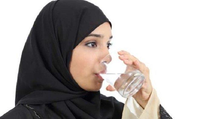 Ilustrasi minum air putih