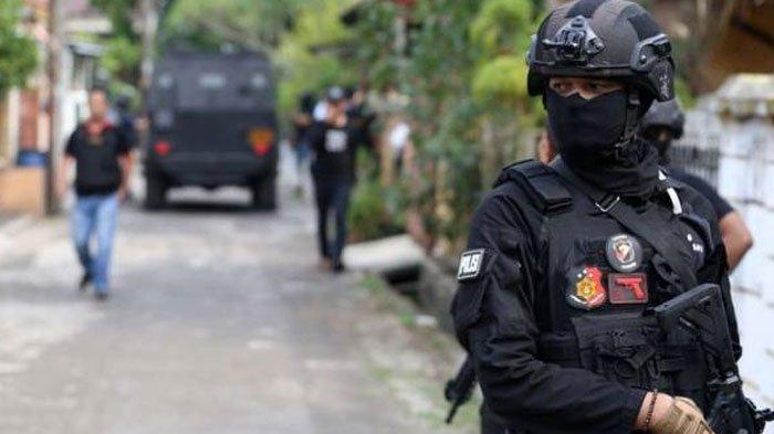 Ilustrasi petugas Densus 88 Antiteror Polri. Ternyata rumah pegawai KAI terduga teroris sejak lama sudah diawasi intel.