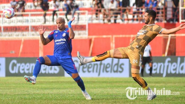 Pesepakbola Arema FC, Wiliam Moreira Da Silva Marcilio (kiri) berebut bola dengan pesepakbola Dewa United Angelo Rafael Teixeira Alpoim Meneses (kanan) dalam pertandingan Liga 1 2024/2025 di Stadion Soepriadi, Kota Blitar, Jawa Timur, Senin (12/8/2024