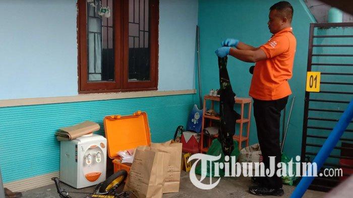 Petugas Inafis Polres Malang saat melakukan identifikasi dan olah TKP rumah korban, tempat kejadian dugaan istri tewas dipaksa minum racun oleh suaminya, di Perumahan Bumi Mondoroko Raya (BMR), Kecamatan Singosari, Kabupaten Malang, Kamis (25/1/2024).