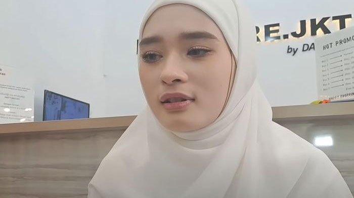 Inara Rusli buka suara dituding melepas hijabnya. Ia singgung orang sotoy.