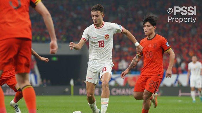 RANKING FIFA - Aksi gelandang timnas Indonesia Ivar Jenner pada laga melawan China dalam Kualifikasi Piala Dunia 2026 Zona Asia di Stadion Qingdao Youth Football pada Selasa (15/10/2024) malam. Ranking FIFA Indonesia akan naik atau turun ditentukan di laga kandang lawan China pada Kamis (5/6/2025).