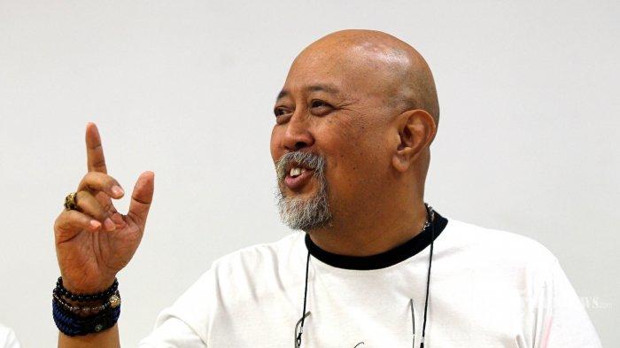 Indro Warkop berbincang dengan awak redaksi Tribunnews, di Palmerah, Jakarta, Kamis (22/8/2019). Film Warkop DKI Reborn Part III akan tayang di bioskop pada 12 September 2019 mendatang.