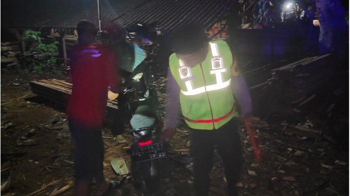 Insiden kecelakaan maut antar sepeda motor terjadi di Ponorogo. Tepatnya di Jalan Puspita Jaya termasuk Desa Ngrupit Kecamatan Jenangan Kabupaten Ponorogo.