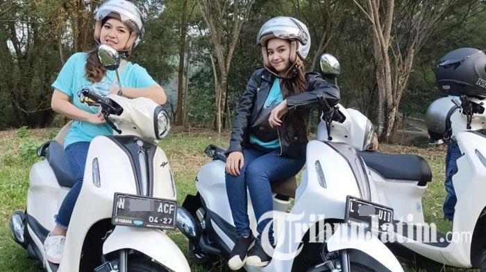 Influencer asal Surabaya, Intan Wijayani (25) dan Indah Andara (27) saat sampai di Coban Rais Batu. Mereka menaiki Grand Filano pada aktivitas Classy on Vacation di Jatim, Sabtu (13/5/2023).
