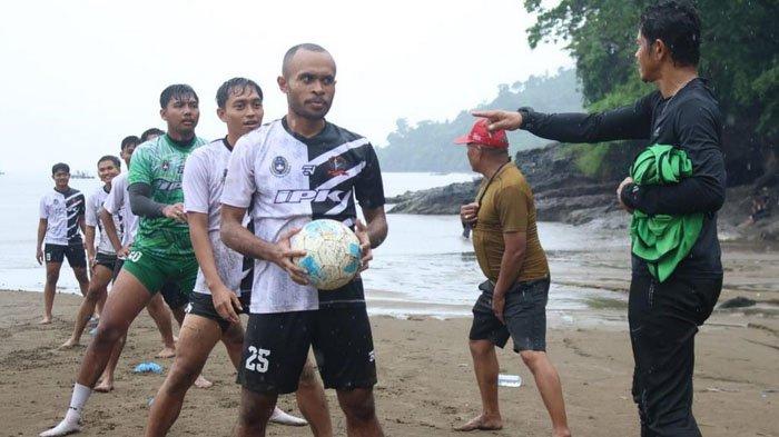 TRAINING CENTER - Inter Kediri menggelar training center di Pantai Gemah Tulungagung, Selasa (28/1/2025), sebagai persiapan menjelang babak 16 besar Liga 4 Jawa Timur 2025.