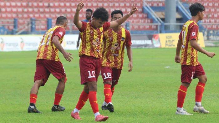 BANGKIT - Inter Kediri saat melakukan selebrasi usai mencetak gol ke gawang Banyuwangi Putra di Liga 4 Jatim 2025, di Stadion Brawijaya Kediri, Senin (3/2/2025). Kedua tim harus puas berbagi angka 1-1 di babak 16 besar ini.