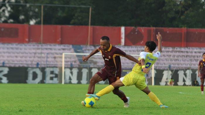 BEREBUT BOLA - Suasana laga Inter Kediri vs Persik Kuningan dalam lanjutan babak 64 besar Liga 4 Nasional Grup J, Kamis (24/4/2025). Pertandingan berakhir imbang 1-1, namun sorotan utama datang dari komentar pedas pelatih Inter Kediri, Budiardjo Thalib, terhadap keputusan wasit.