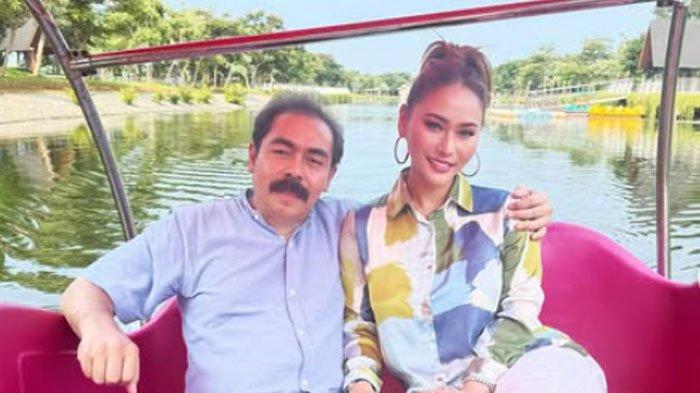 Foto arsip kebersamaan Inul Daratista dan suaminya, Adam Suseno.