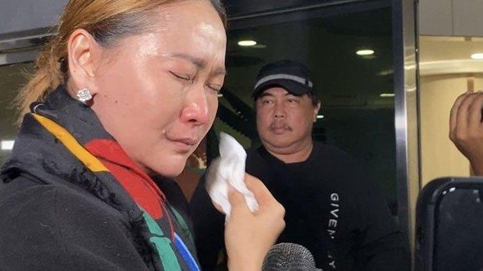 MENANGIS - Pedangdut Inul Daratista menangis atas kepergian penyanyi legendaris, Titiek Puspa, Kamis (10/4/2025). Inul mengenang pesan sang maestro semasa hidup.