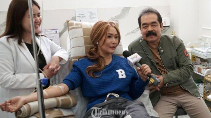 Pedangdut Inul Daratista mengalami penyumbatan darah di kepala yang nyaris membuatnya stroke. Kini kondisinya mulai kembali membaik.
