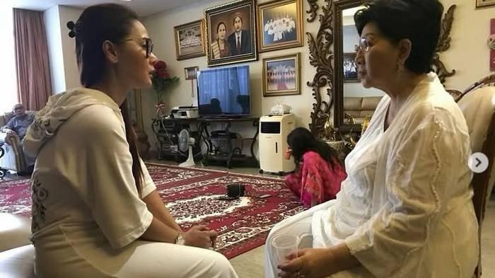 TITIEK PUSPA MENINGGAL - Penyanyi Inul Daratista membagikan kenangannya atas sosok musisi Titiek Puspa yang meninggal dunia, Kamis (10/4/2025).