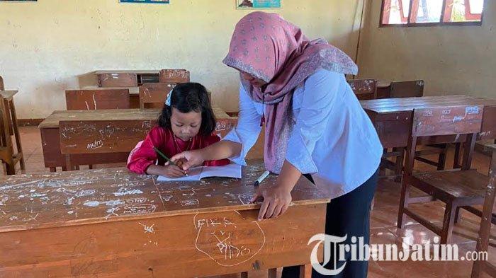 Ira, menjadi satu-satunya siswa SDN Setono Ponorogo pada PPDB 2023/2024, Senin (17/7/2023).