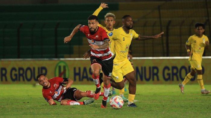 Iran Junior, gelandang asing Madura United menguasi bola di Stadion Sultan Agung, Bantul, Jumat (16/8/2024) malam ini. Laga berakhir 1-0 untuk Barito