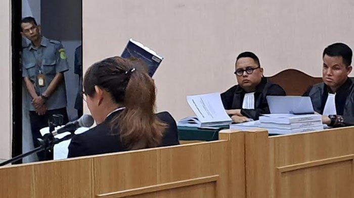ANGKAT AL-QURAN: Isa Zega mengangkat Al-Quran dalam persidangan pembacaan pledoi di PN Kepanjen, Kabupaten Malang, Selasa (6/5/2025). Isa Zega tantang jaksa dan Shandy Purnamasari sumpah pocong.