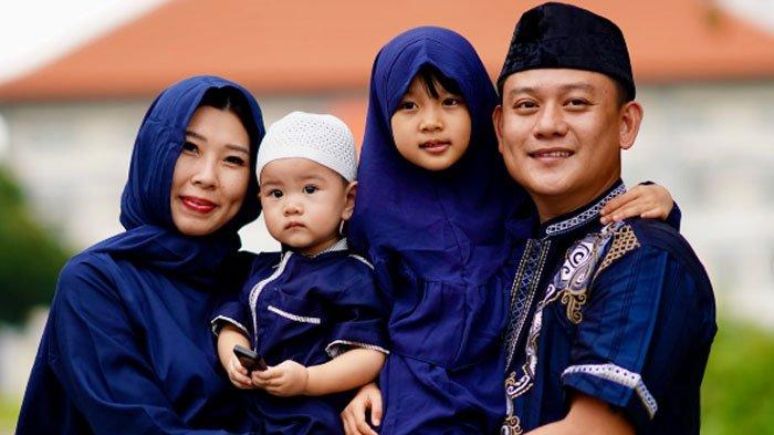 KABAR MUALAF - Konten kreator Bobon Santoso bersama istrinya, Cheryl Ruan dan kedua anaknya. Istri Bobon belum mengetahui suaminya mualaf, Kamis (13/3/2025).