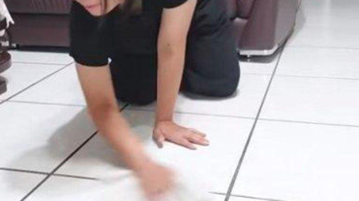FOTO ILUSTRASI: Istri Curiga Keponakan yang Janda Sering Ngepel Lantai di Depan Suami, Firasat Buruk Terbukti