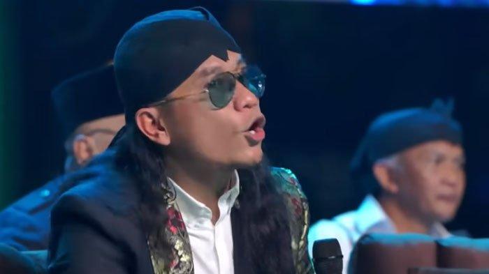 Istri Miftah Maulana turut buka suara perihal suaminya viral hina penjual es teh di pengajian. Ning Astuti mengungkap cara ceramah suaminya.