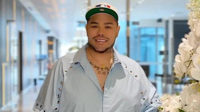 Ivan Gunawan bagikan foto dengan seorang rekannya seraya mejeng ganteng. Dalam potret ini Ivan Gunawan akui bahwa dirinya dan rekannya yang merupakan seorang ‘anak abah’ tampak baik-baik saja meski ia klaim diri sebagai ‘anak gemoy’.
