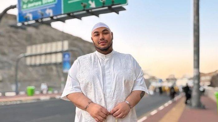 ARTIS BERHAJI - Potret Ivan Gunawan saat berada di tanah suci melaksanakan ibadah haji. Foto diunggah di akun Instagram pribadinya pada 10 Juni 2025.