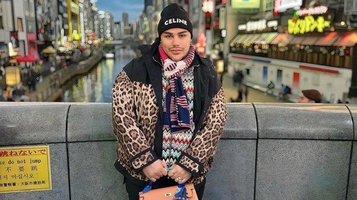 Ivan Gunawan lagi-lagi curi perhatian melalui sosial media pribadinya. Kali ini, Ivan Gunawan pamerkan kelingking yang sudah dicelupkan ke tinta pertanda dirinya sudah lebih dulu nyoblos saat berada di Paris.