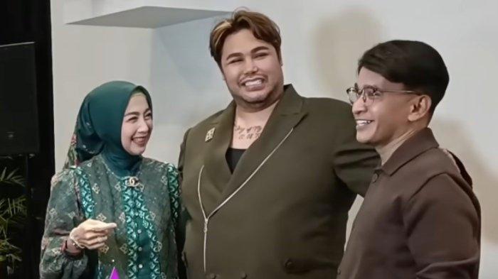 BAHAGIA - Artis Desy Ratnasari dan Ruben Onsu saat hadiri gelaran fashion show Ivan Gunawan, Januari 2025. Ivan Gunawan menanggapi perubahan Ruben yang kini dekat dengan Desy, Jumat (31/1/2025). Ia turut bahagia.