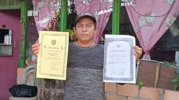 Iwan Kurniawan keponakan Fendi Kaboki menunjukkan piagam penghargaan yang diterima oleh Fendi Kaboki semasa hidupnya.