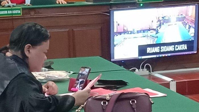 Jaksa Riny NT saat membacakan tuntutan di PN Surabaya.  