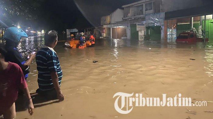Jalan Niken Gandini, Kelurahan Singosaren, Kecamatan Jenangan, Kabupaten Ponorogo, Jawa Timur, terendam banjir, Minggu (24/11/2024).