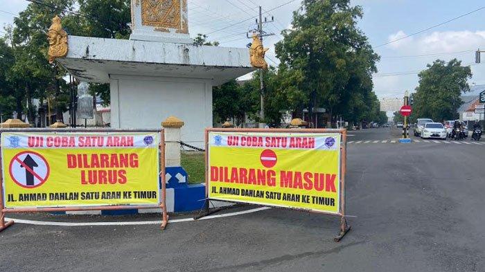Jalan searah di segi delapan emas Ponorogo bakal berubah arahnya. Ini setelah forum komunikasi lalu lintas melakukan evaluasi setelah selama satu bulan dilakukan uji coba.