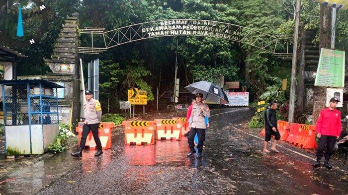 PENANGANAN LONGSOR: Jalur Pacet-Cangar kembali ditutup menyusul cuaca ekstrem, di kawasan Tahura Raden Soerjo, Kabupaten Mojokerto, Jawa Timur, Selasa (6/5/2025). Petugas Tahura mengimbau pengendara mobil putar balik, jalur Cangar-Pacet ditutup.