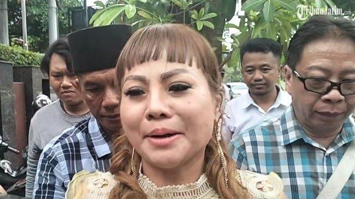 CABUT LAPORAN - Jan Hwa Diana, pengusaha di Margomulyo, Surabaya yang sempat berseteru dengan Wawali Cak Ji, sudah mencabut laporan. DPRD Surabaya bakal panggil karyawan yang ijazah ditahan.