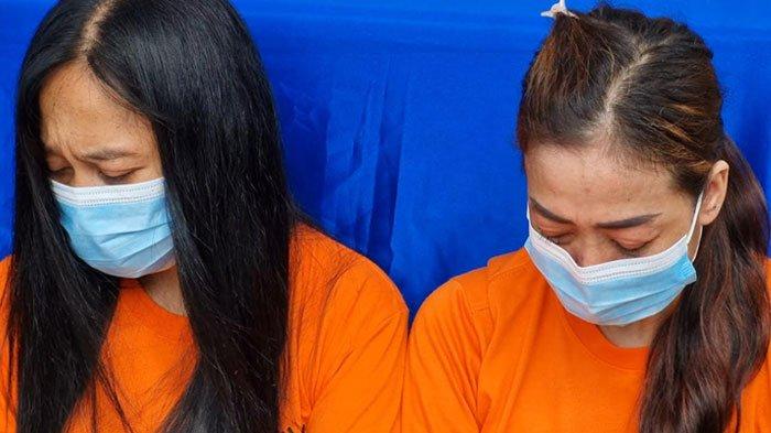 PENGEDAR NARKOBA - Janda Gresik jadi pengedar narkoba hanya bisa menangis saat press release di Mapolres Gresik, Selasa (8/7/2025). Mereka merupakan jaringan narkoba dari Banyuwangi.