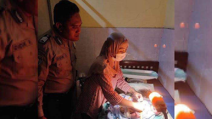MF, perempuan berusia 24 tahun asal Desa Tamankuncaran, Kecamatan Tirtoyudo, Kabupaten Malang, Jawa Timur, membuat heboh warga setempat, Kamis (10/10/2024). Janda tiga anak ini mengaku menemukan bayi baru lahir di teras rumahnya. Padahal bayi laki-laki itu adalah anak kandung yang baru saja dilahirkannya.