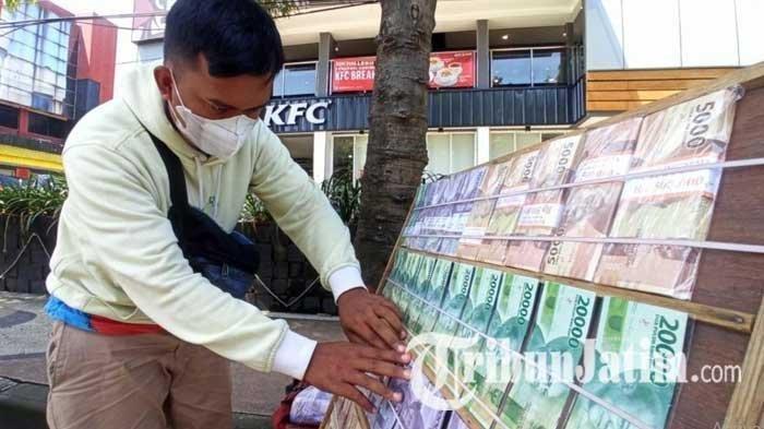 HUKUM JUAL UANG - Jasa penukaran uang baru yang berada di sekitar Alun-alun Kota Malang, Jumat (22/4/2022). Simak hukum jual uang menurut Buya Yahya.