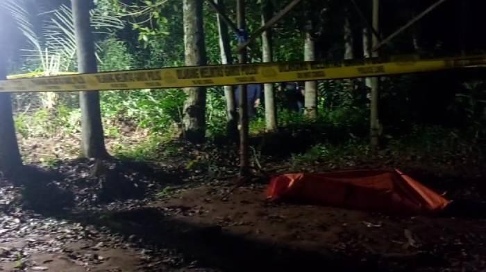 Jasad wanita dilalap api telah dibungkus kantong mayat dikelilingi bentangan police line di bekas tempat pemotongan kayu, Desa Banjar, Kecamatan Galis, Bangkalan, pada Minggu (1/12/2024) malam.