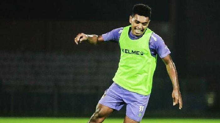 Jeam Kelly Sroyer resmi mengakhiri kerjasama bersama Persik Kediri di bursa transfer jelang kompetisi Liga 1 Indonesia 2024/2025.