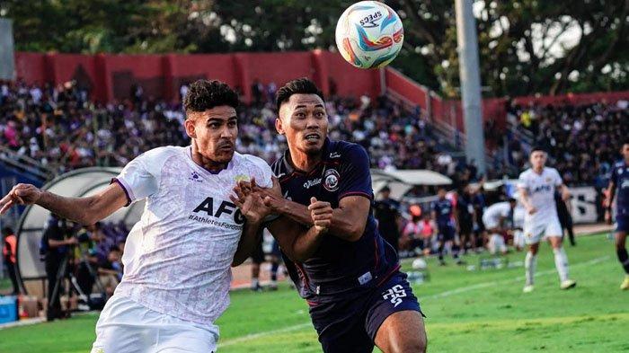 Jefesson Vieira Eufrazio atau Jefinho (jersey putih) saat membela Persik Kediri di Liga 1 2023/2024.