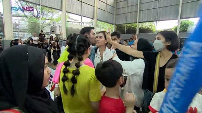 Jeje Govinda tak lupa menghampiri keluarga yang menontonnya bertanding tenis dalam ajang 'Olahraga Selebriti Indonesia', berikan ciuman kepada sang istri Syahnaz Sadiqah yang nyempil di antara pendukung lainnya.