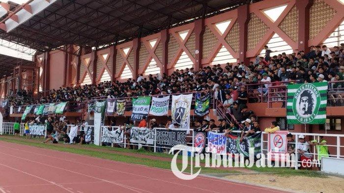 Jelang laga Arema FC vs Persebaya, Bonek, suporter Persebaya hadir langsung di latihan terakhir skuad Bajul Ijo di Lapangan Thor Surabaya, Sabtu (26/4/2025). Bonek secara bergantian mulai memasuki lapangan saat tim Persebaya melakukan pemanasan.