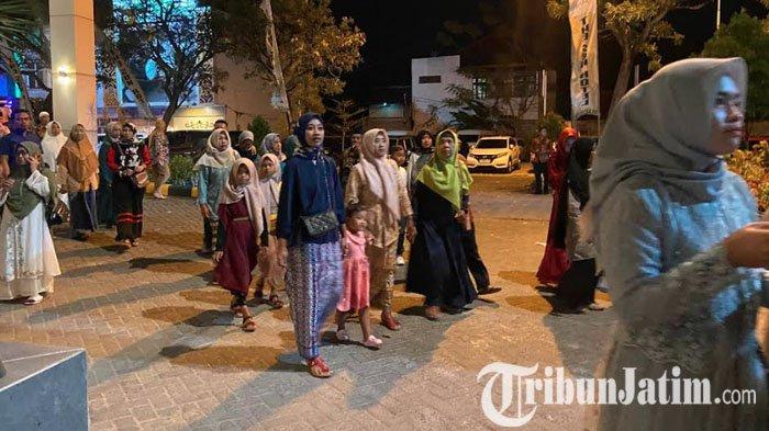 Jelang pernikahan penyanyi Denny Caknan dan Bella Bonita di Sun Hotel Madiun, Jawa Timur, para tamu undangan mulai berdatangan, Jumat (7/7/2023) malam.
